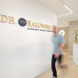 zahnärztin-münchen-westpark-dr-von-rakowski-zahnarztpraxis-eingang